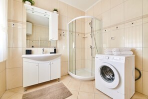 Ferienhaus, 3 Schlafzimmer, eigener Pool | Badezimmer | Kostenlose Toilettenartikel, Haartrockner, Bidet, Handtücher