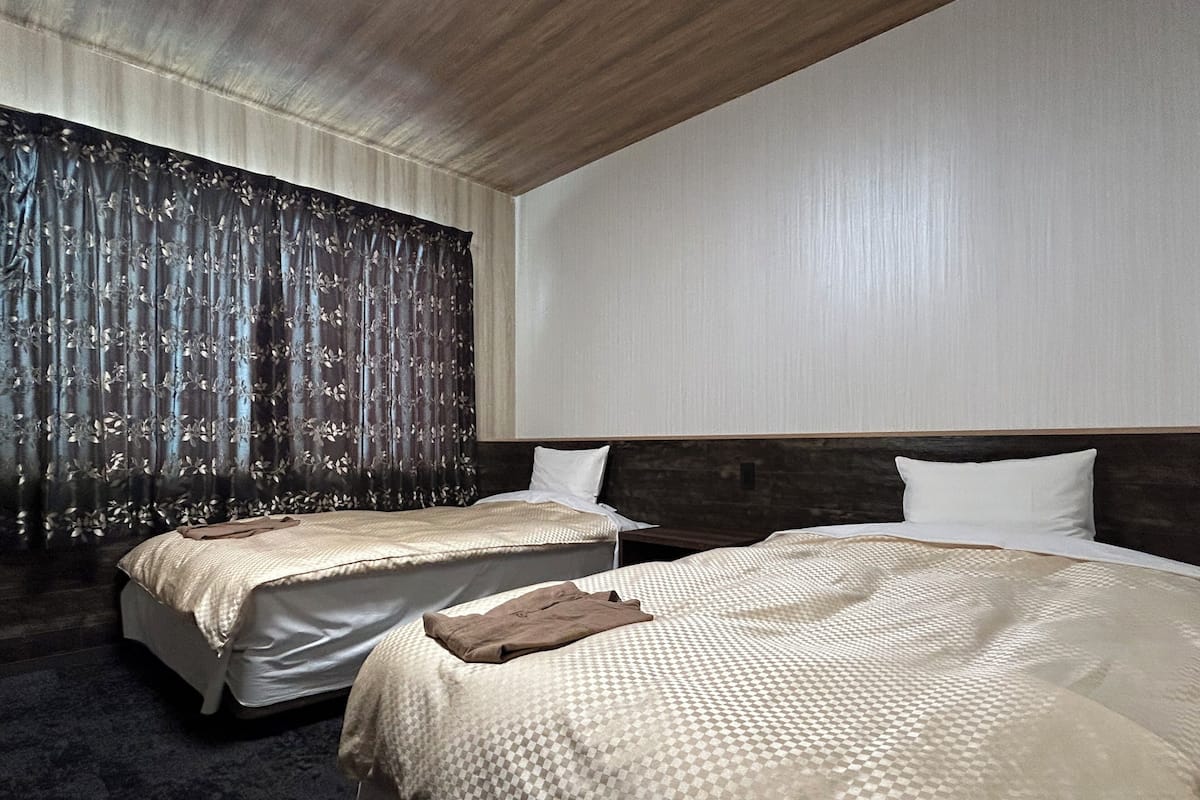Premier Twin Room, Non-Smoking, 19.5 ft2 Bed width 1200mm | 1 bedroom, desk, free WiFi, bed sheets