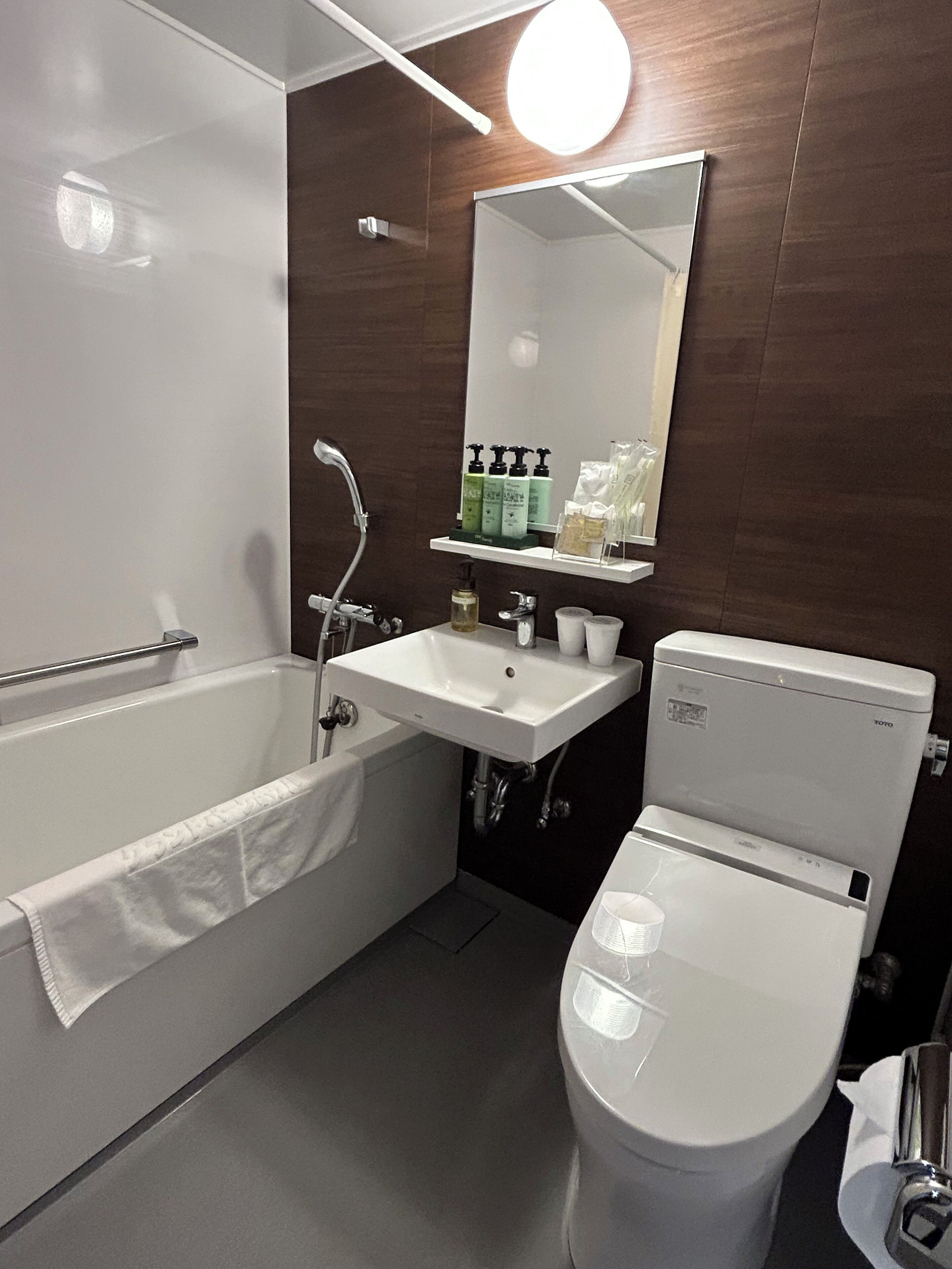 premier twin room, non-smoking, 23.5 ft2 bed width 1200mm | bathroom | combined shower/bathtub, deep-soaking bathtub, free toiletries