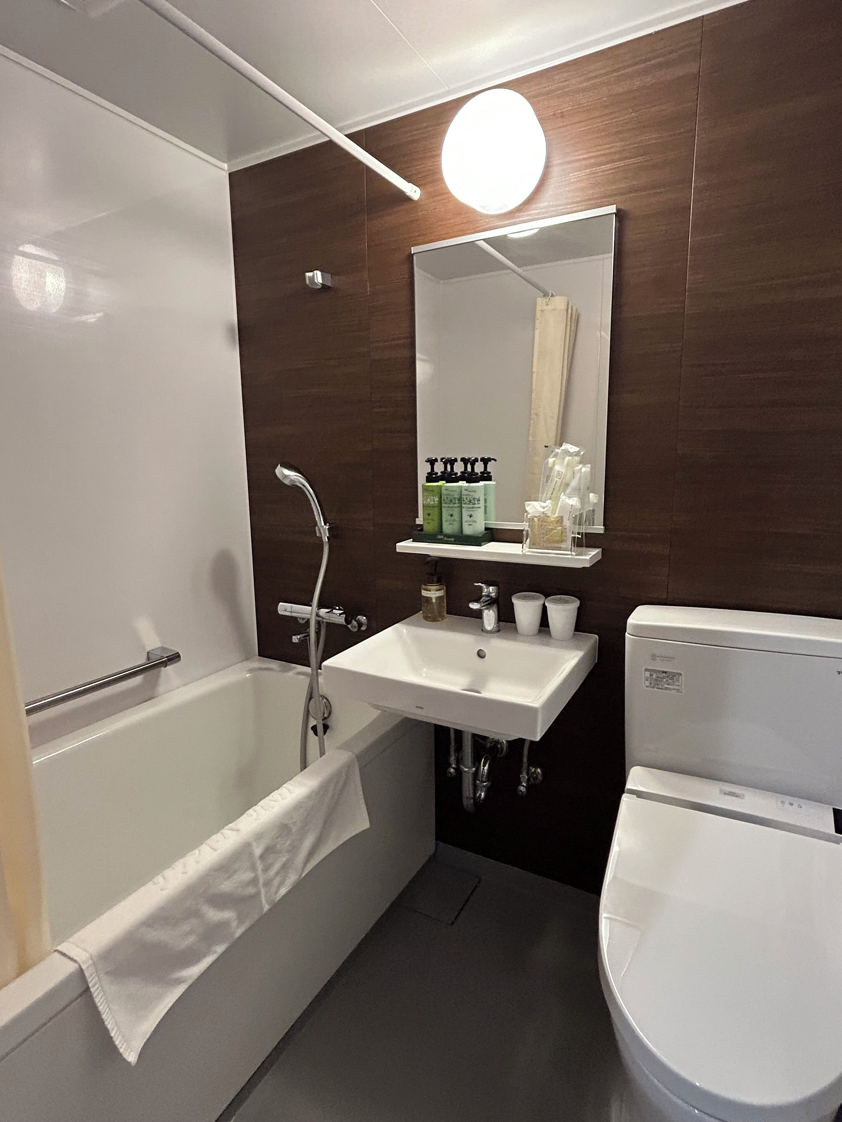 premier twin room, non-smoking, 17.5 ft2 bed width 1200mm | bathroom | combined shower/bathtub, deep-soaking bathtub, free toiletries