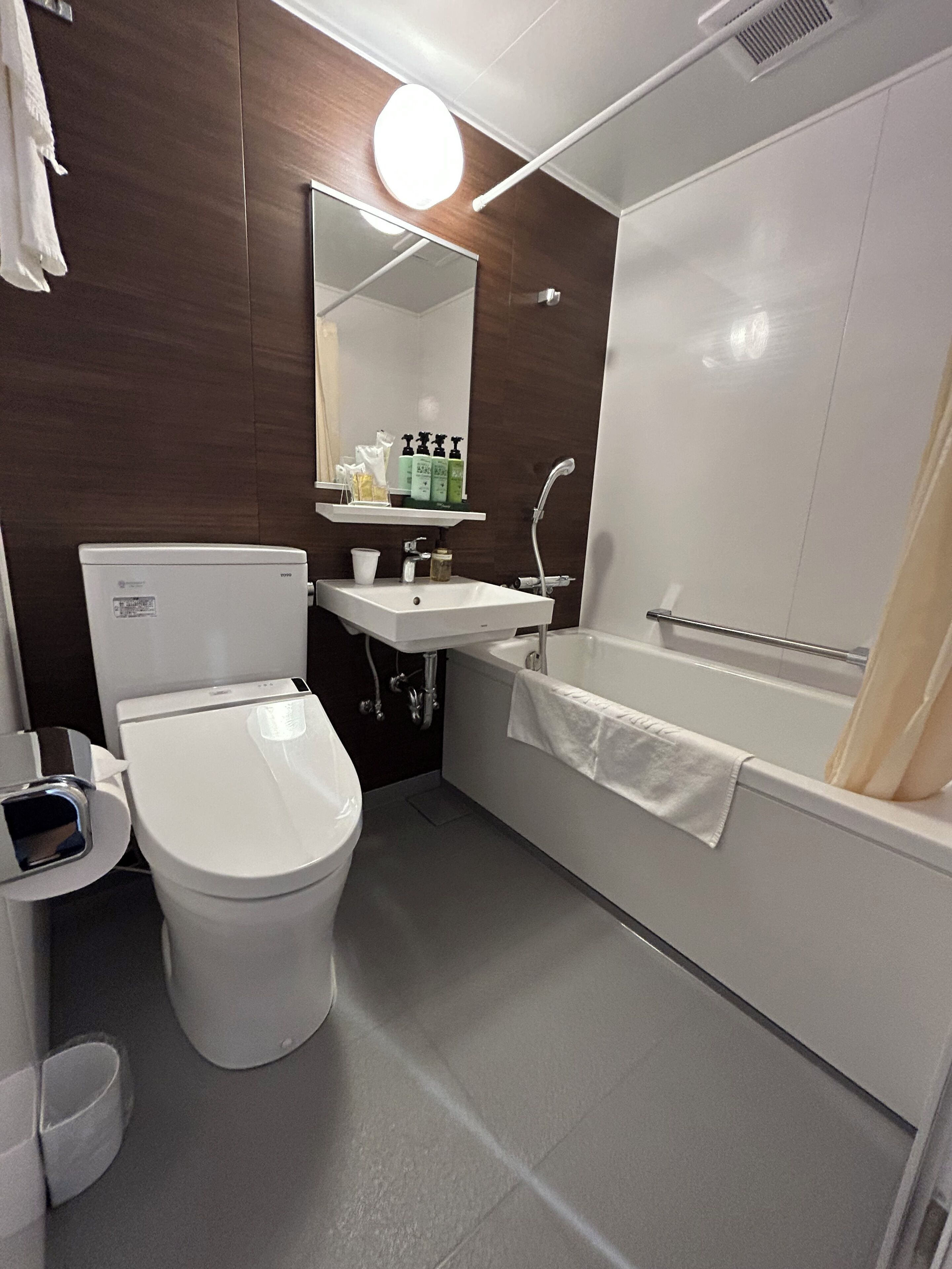 premier single room, non-smoking, 15 ft2 bed width 1400mm | bathroom | combined shower/bathtub, deep-soaking bathtub, free toiletries