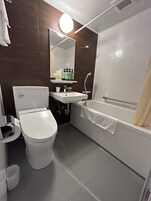 Habitación individual Premier, no fumadores (15 ft2 Bed width 1400mm) | Baño | Ducha y bañera combinadas y bañera profunda
