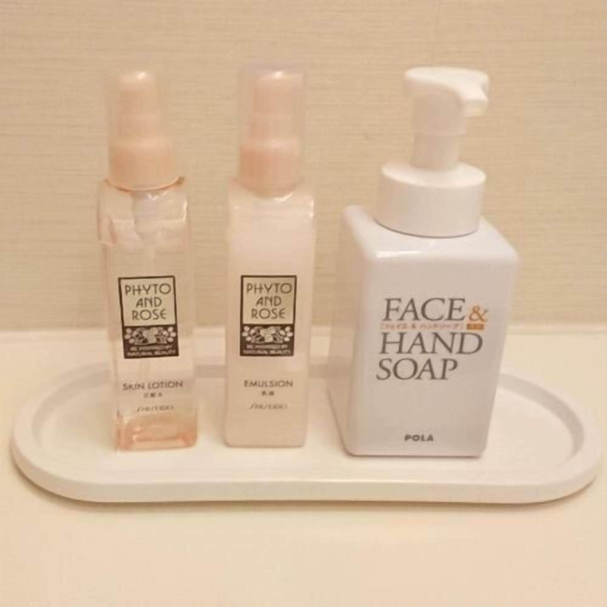 combined shower/bathtub, deep-soaking bathtub, free toiletries