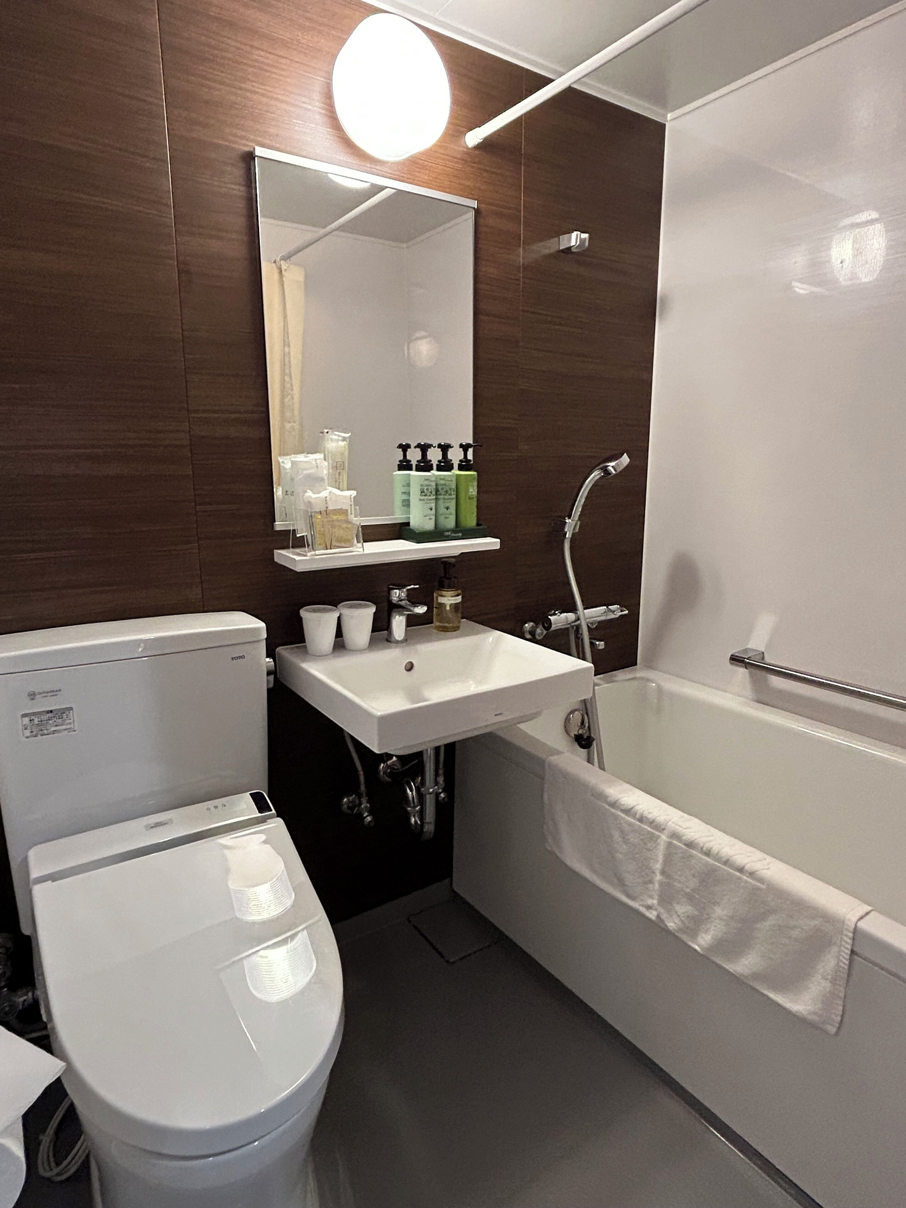 premier twin room, non-smoking, 19.5 ft2 bed width 1200mm | bathroom | combined shower/bathtub, deep-soaking bathtub, free toiletries