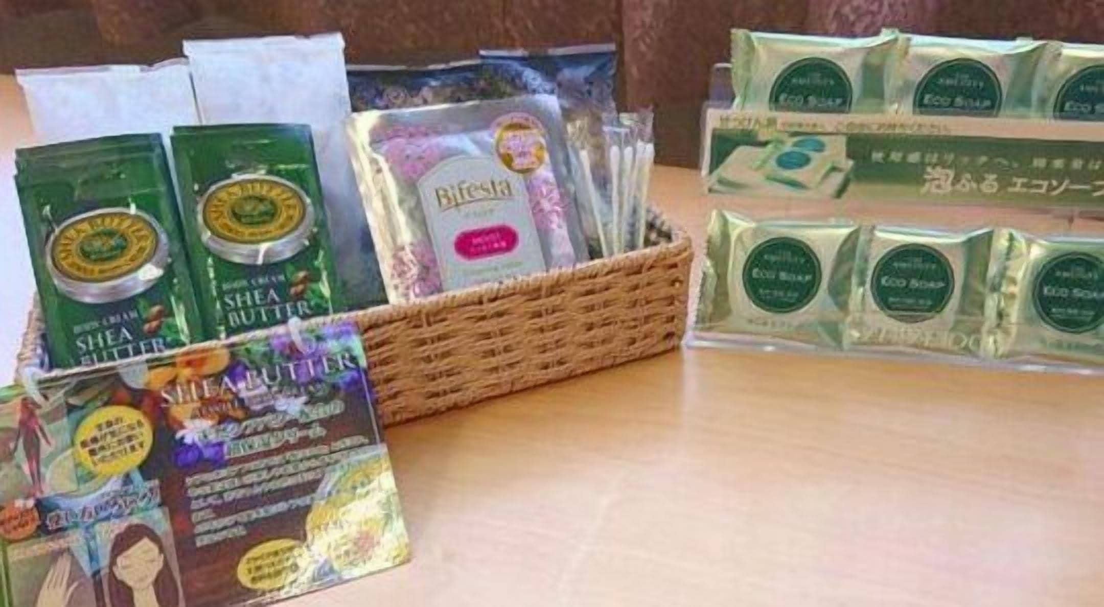 combined shower/bathtub, deep-soaking bathtub, free toiletries