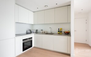 Fridge, microwave, oven, stovetop - Platinum Apartment next to O2 Arena (London)