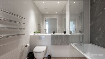 Comfort Apartment, 1 Double Bed, City View | Bathroom | Combined shower/bathtub, free toiletries, hair dryer, towels
