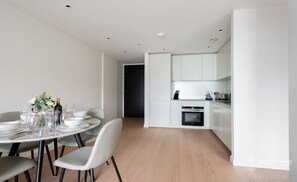 Dining - Platinum Apartment next to O2 Arena (London)