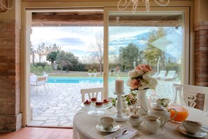 Free daily buffet breakfast