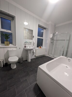 Superior Double Room, Ensuite | Bathroom - Hotel 33 (Blackpool)