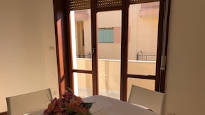 In-room dining - Bora Bora Apartment (Gallipoli)