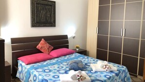 Ein Schlafzimmer mit einem Bett, einem Kleiderschrank und einem Nachttisch.