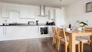 Unclassified image, 5 of 21, button - Platinum Impressive 2BR next to Borough (London)