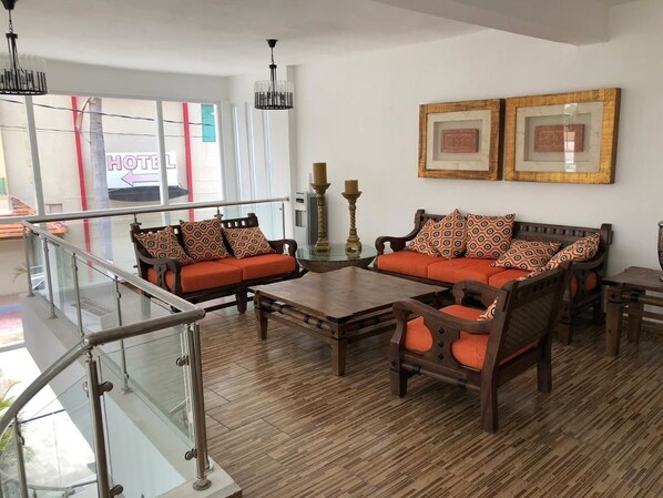 Lobby sitting area - The Garden Hotel y Restaurant (Punta Cana)