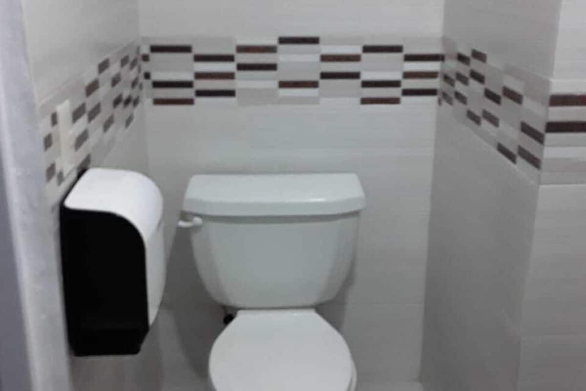 Habitación básica, 2 camas matrimoniales | Baño | Regadera y amenidades de baño gratuitas 