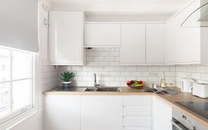 Deluxe-Apartment, 2 Schlafzimmer | Eigene Küche | Großer Kühlschrank, Mikrowelle, Ofen, Herdplatte