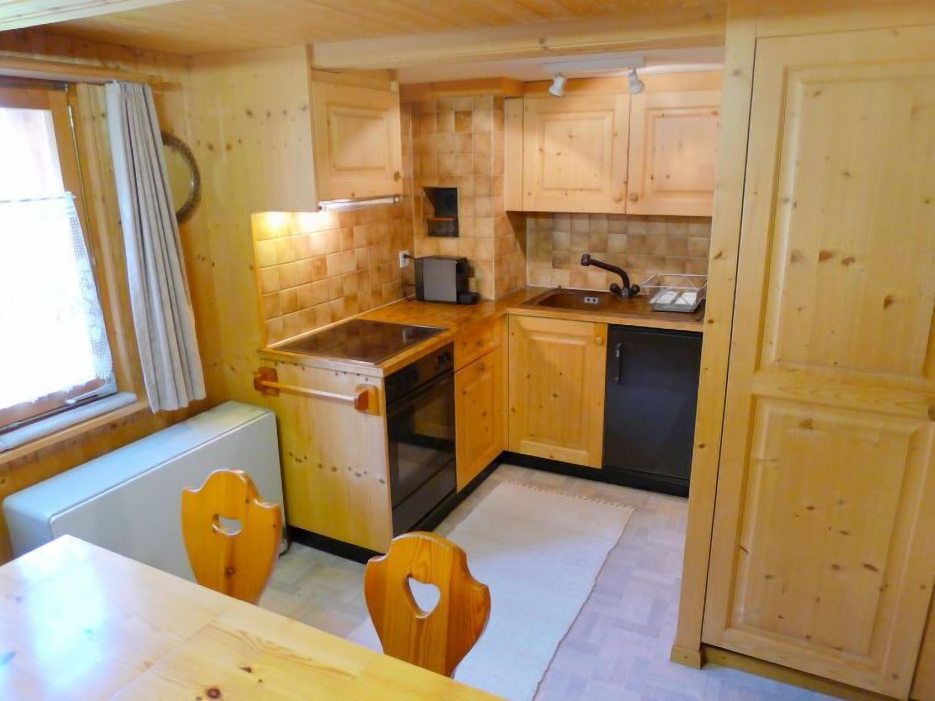 Réfrigérateur, four, batterie de cuisine, vaisselle et ustensiles