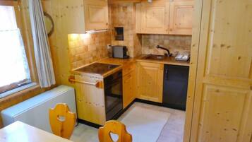 Réfrigérateur, four, batterie de cuisine, vaisselle et ustensiles