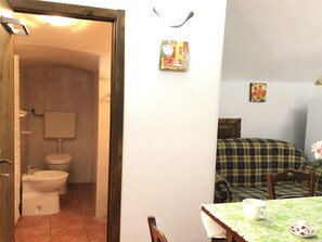 Appartement, 1 chambre, rez-de-chaussée | Salle de bain | Douche, douche à « effet pluie », bidet