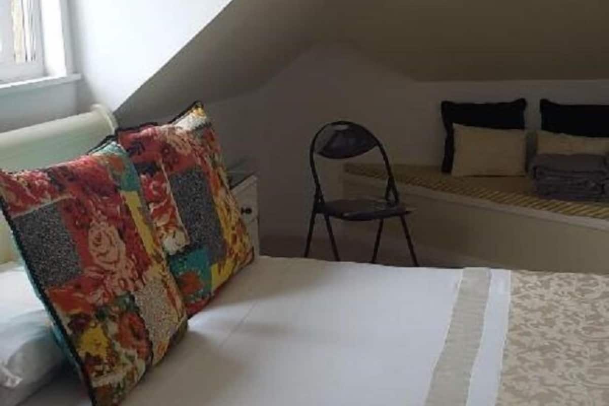 Double Room | 1 bedroom, individually decorated, individually furnished, desk
