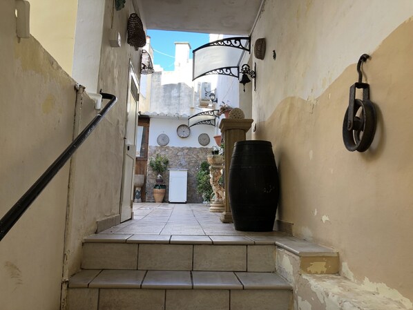 المنشأة من الخارج