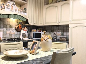 Apartment, 1 Bedroom | Private kitchen | Full-sized fridge, microwave, oven, stovetop - Suite Coppola (Gallipoli)