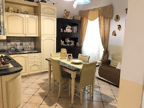 Apartment, 1 Schlafzimmer | Essbereich im Zimmer