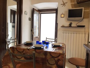 Apartment, 1 Schlafzimmer, Erdgeschoss | Essbereich im Zimmer