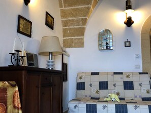 Apartamento, 1 habitación, planta baja | Zona de estar | Una televisión de pantalla plana