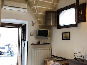 Apartment, 1 Bedroom, Ground Floor | Living area