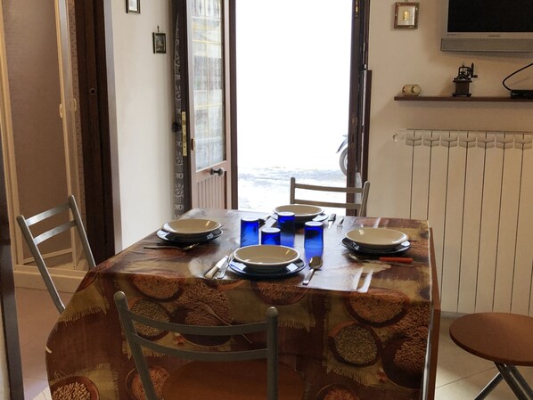 Apartamento, 1 habitación, planta baja | Servicio de comidas en la habitación