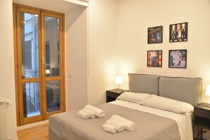 デラックス スタジオ | 羽毛の掛け布団、客室ごとに異なる装飾、客室ごとに異なるインテリア、デスク