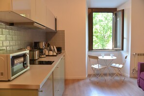 スタンダード ダブルルーム | 共用キッチン | 冷蔵庫、電子レンジ