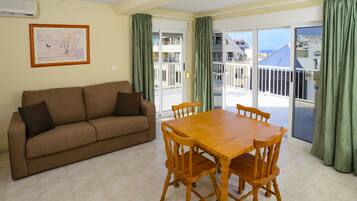 Apartamento, 1 habitación | Zona de estar | Una televisión