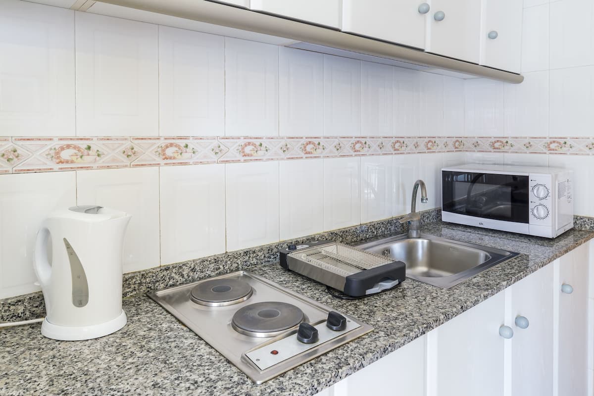 Refrigerador con freezer, microondas, placa de cocina, cafetera/tetera