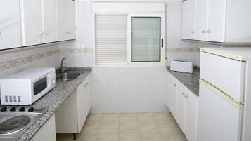 Apartamento, 2 habitaciones | Cocina privada | Microondas, placa de cocina, cafetera o tetera y tostadora