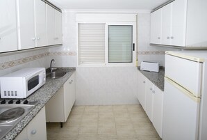 Apartamento, 2 habitaciones | Cocina privada | Microondas, placa de cocina, cafetera o tetera y tostadora
