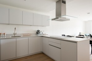 Basic Apartment, Multiple Beds | Private kitchen | Full-size fridge, microwave, oven, stovetop - Platinum 2bed Apartment in King's Cross (London)