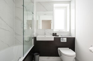 Basic Apartment, Multiple Beds | Bathroom | Combined shower/bathtub, free toiletries, hair dryer, towels - Platinum 2bed Apartment in King's Cross (London)