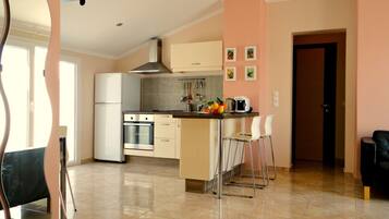 Refrigerador, microondas, placa de cocina, tetera/pava eléctrica