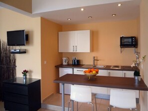 Habitación clásica, vista al mar | Cocina privada | Refrigerador, microondas, parrilla de estufa y tetera eléctrica 