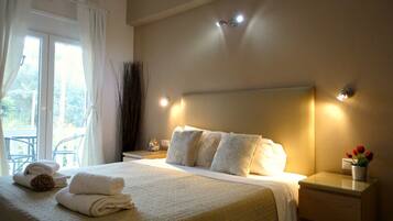 Room, 1 Queen Bed, Garden View | In-room safe, soundproofing, iron/ironing board, free WiFi