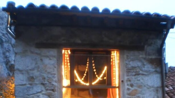 Un bâtiment en pierre sur lequel on peut lire l’inscription : « Albergue Turístico ».