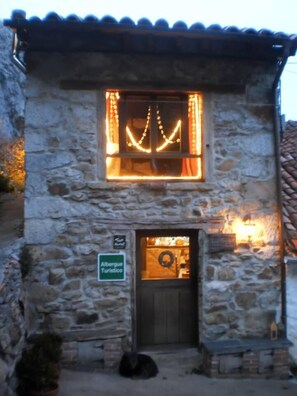 A stone building with a sign reading "Albergue Turistico."