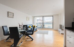 Apartment | Living area | TV - Platinum Apartment in Chalk Farm Road (London)