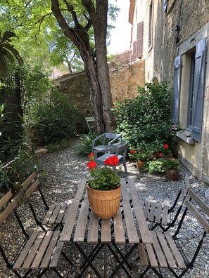 Outdoor dining - The Barn at Maison Centrale sleeps 4 (Ferrals-les-Corbières)