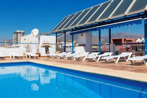 Outdoor pool, sun loungers - Hotel Mareny Benidorm (Benidorm)