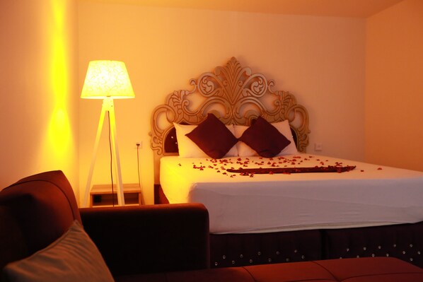 Schreibtisch, Verdunkelungsvorhänge, schallisolierte Zimmer