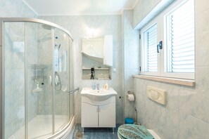 Apartment | Bathroom | Shower, towels, soap, shampoo - Honolulu Apartment (Dubrovnik)