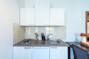 アパートメント | 専用キッチン | 大型冷蔵庫、コンロ、電気ポット、調理器具と食器